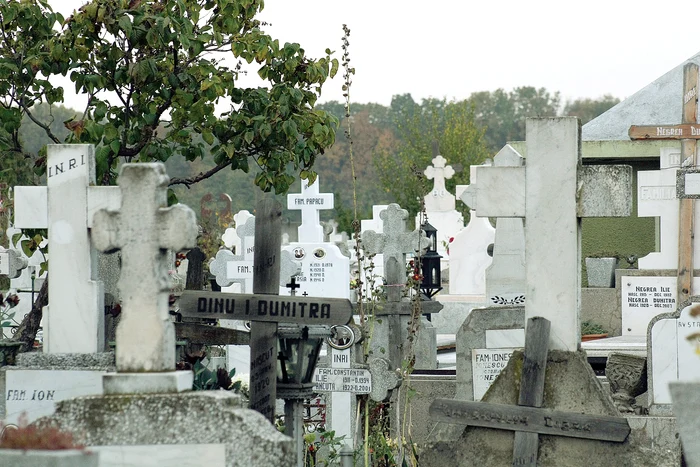 Demnitarul se ascundea printre cruci pentru a primi “comisioanele” din lucrările aranjate