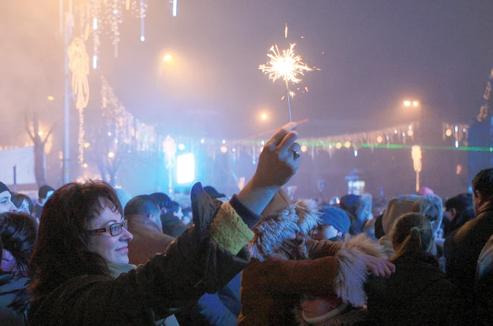
    Uite ce spectacole au pregătit  primăriile în pieţele din marile oraşe  
