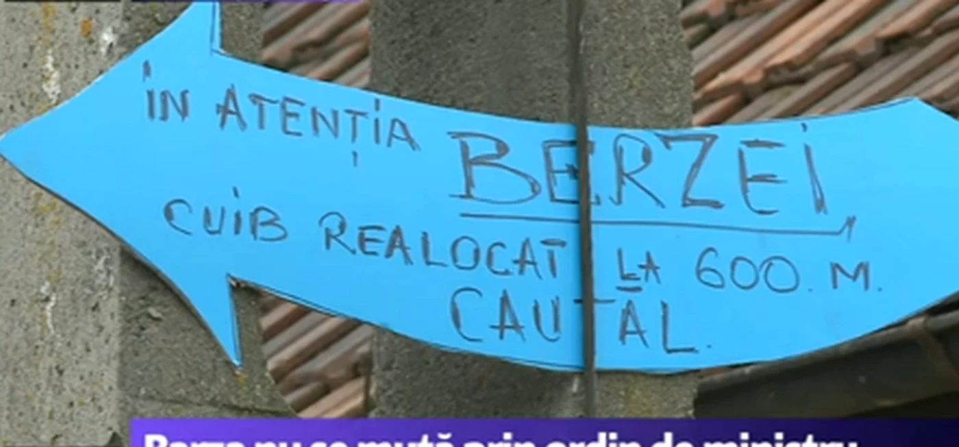 Sătenii au pus un indicator pentru a ghida barzaCaptură Digi 24