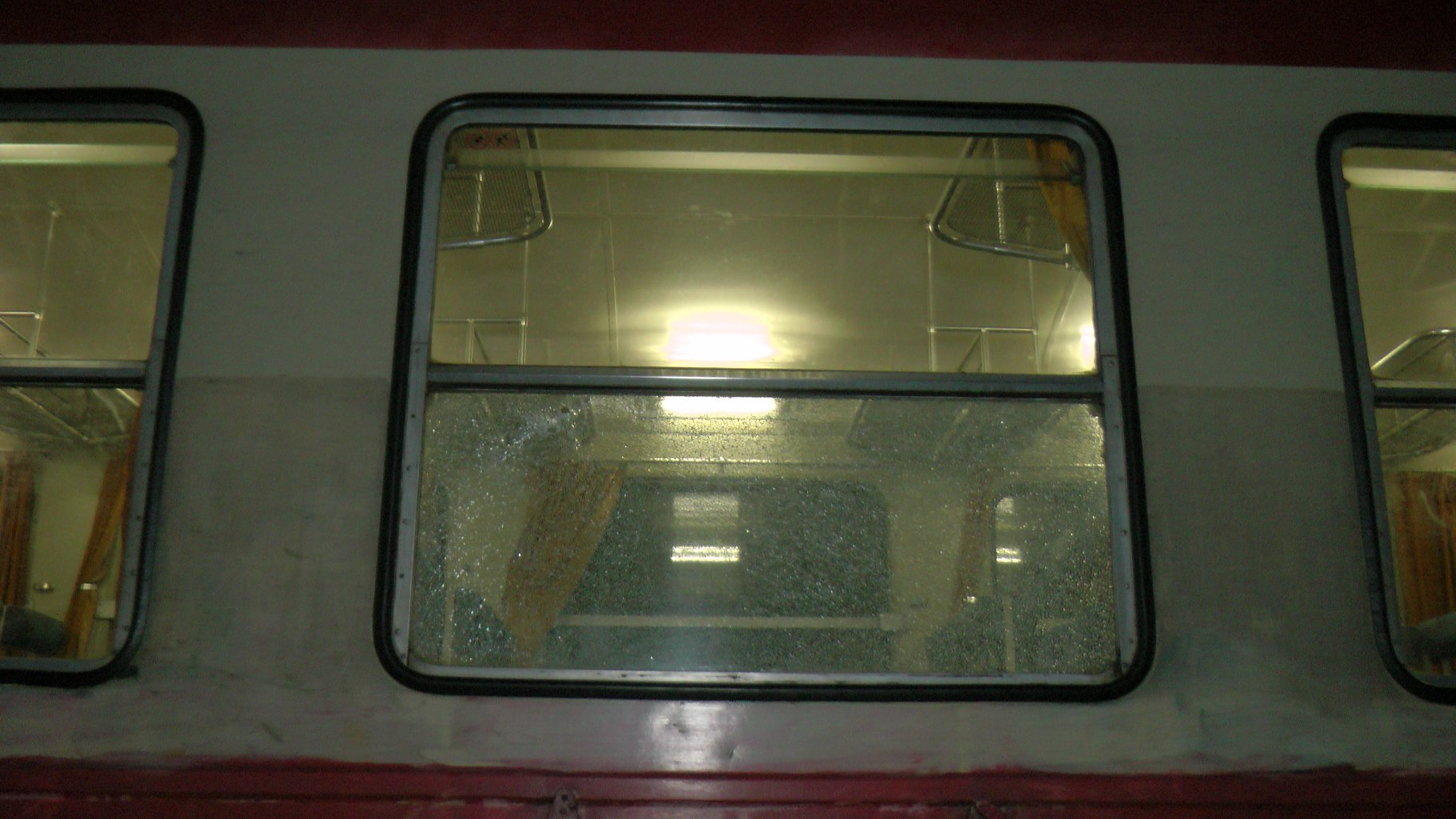 tren geam spart copii jpg