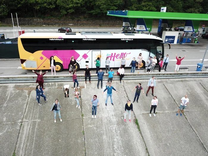 Prima poză de grup din pandemie. Turiștii păstrează distanța regulamentară