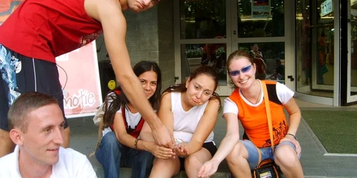 Aşa arătau anul trecut studenţii la proba de cerşit în public. Foto: AIESEC Galaţi