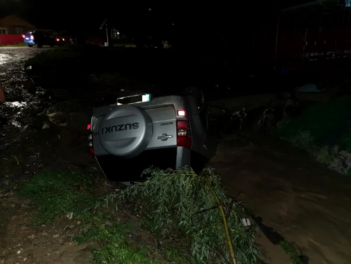 
    La Vaslui, mașina a fost luată de viitura puternicăFotografii: IGSU  