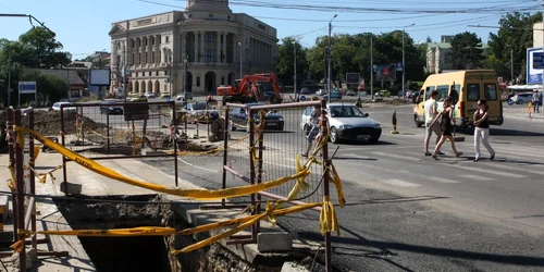  Lucrările de la pasajul subteran blochează circulaţia pe mai multe benzi