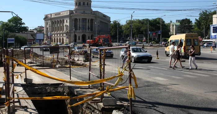  Lucrările de la pasajul subteran blochează circulaţia pe mai multe benzi