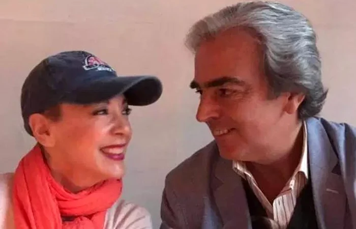 Edith Gonzalez radia de fericire în sânul familiei. În poză, de la stânga la dreapta: Edith, alături de fiica ei, de Lorenzo Lazo și de fiica acestuia din căsnicia anterioarăFoto Instagram