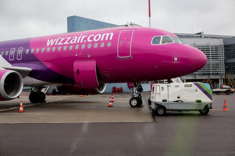 Wizz Air vinde mai multe bilete decât locuri: 3 pasageri au fost debarcați în Oslo, unul cu poliția