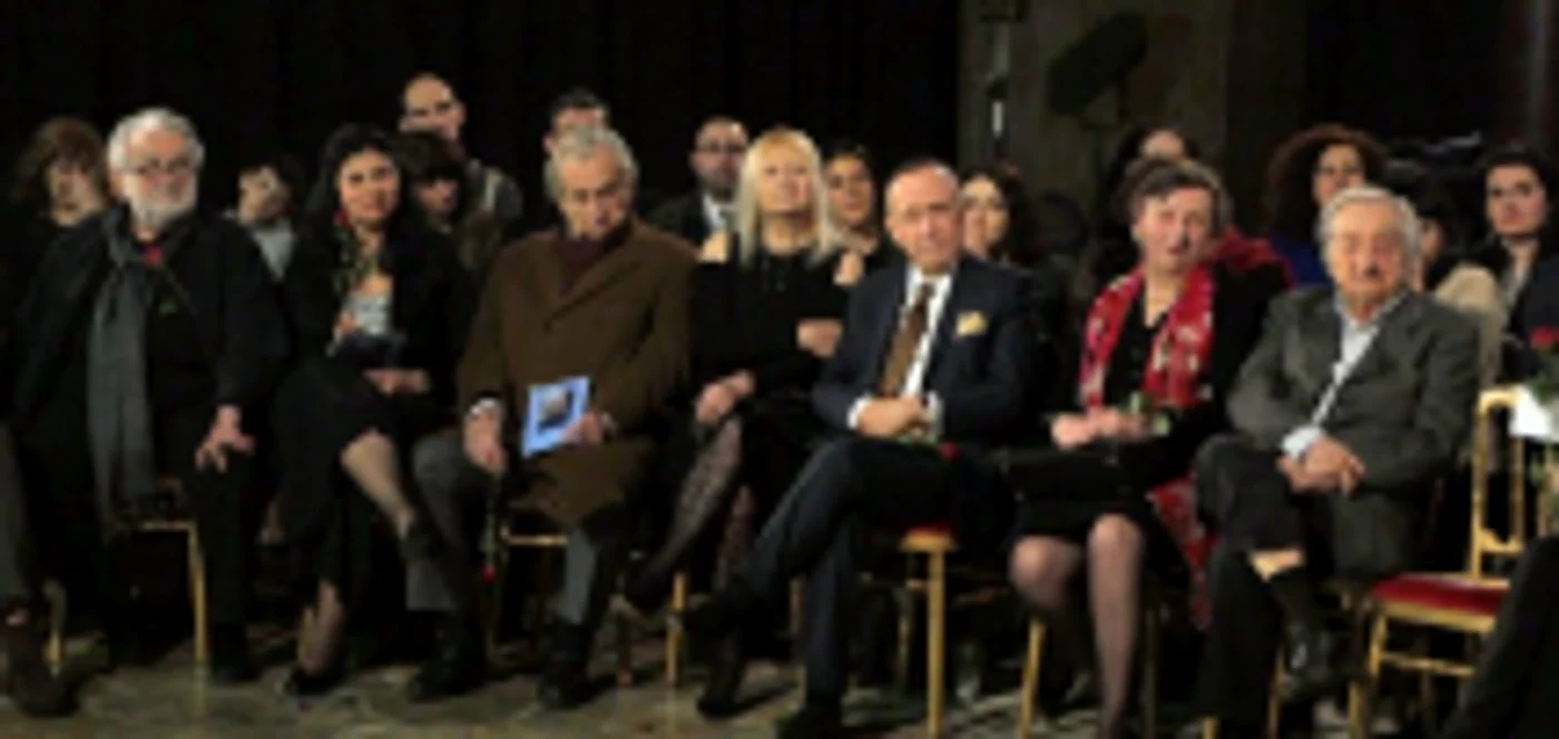 Dumitru Ţepeneag (centru), înconjurat de personalităţile invitate la Ambasada României la Paris FOTOGRAFII: Virgil Oprina
