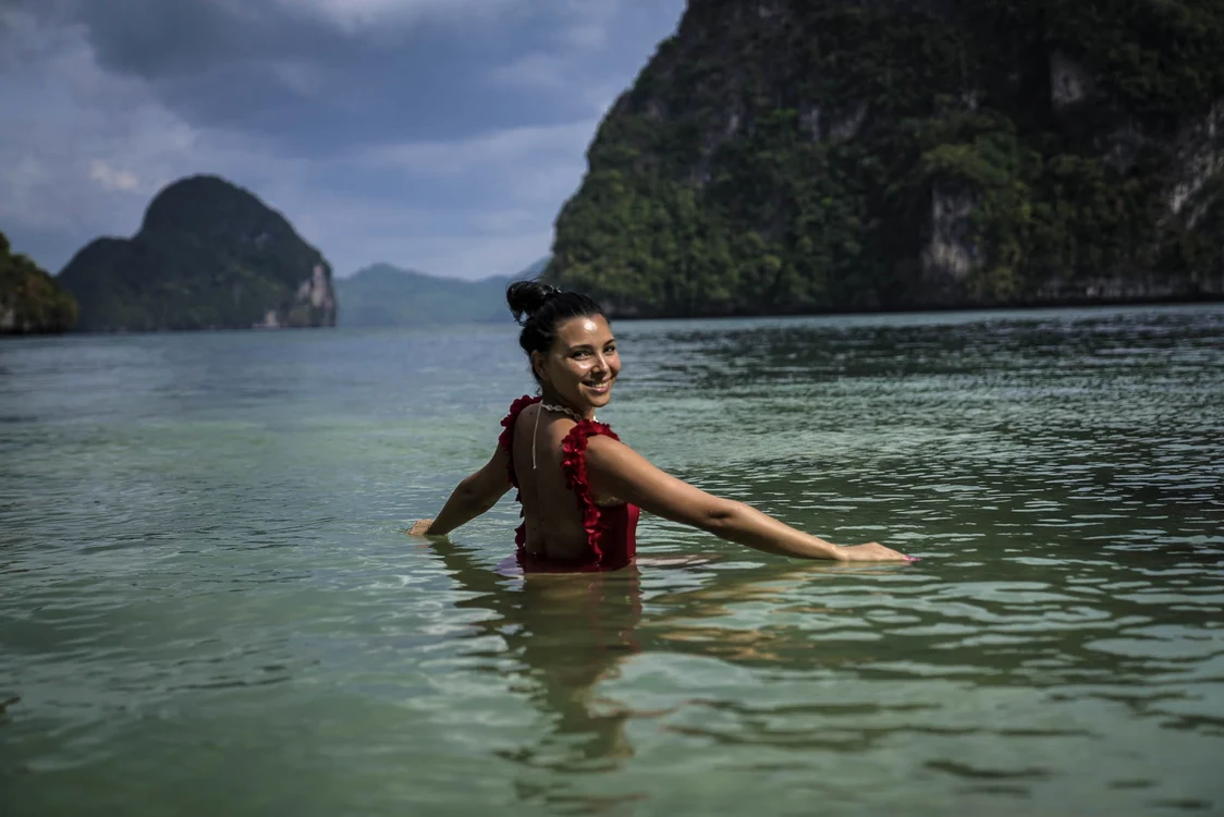 
    Corina Caragea a pozat sexy în costum de baie și la asfințit, în ThailandaFoto: corinacaragea.ro  