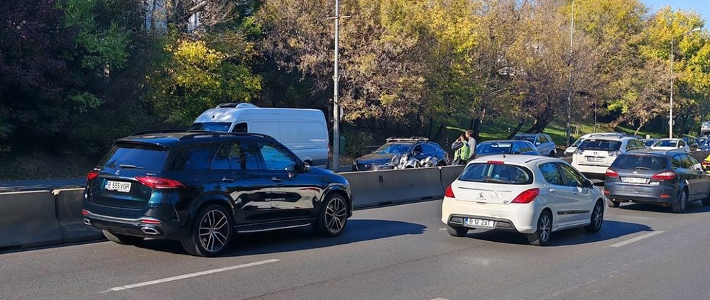 Poliţist pe motocicletă, accidentat în timpul serviciului. A fost proiectat în altă maşină după un impact