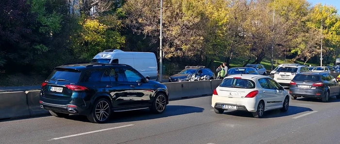 Motocicleta poliţistului a fost lovită din spate. Foto Facebook/Catalin Surufca