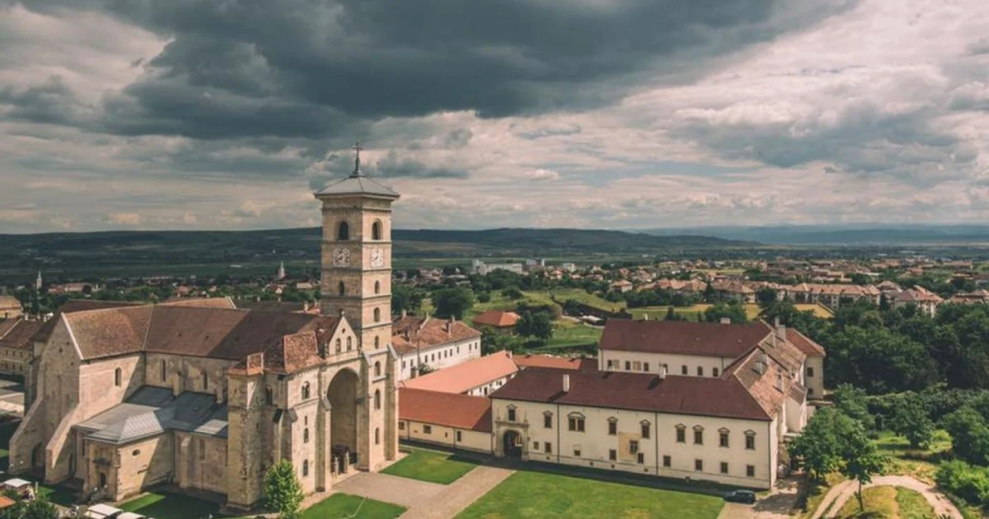 Catedrala  Romano-Catolică, văzută din turnul clopotniţei Catedralei Încoronării/Sursa fotografiei : Florin Duţulescu