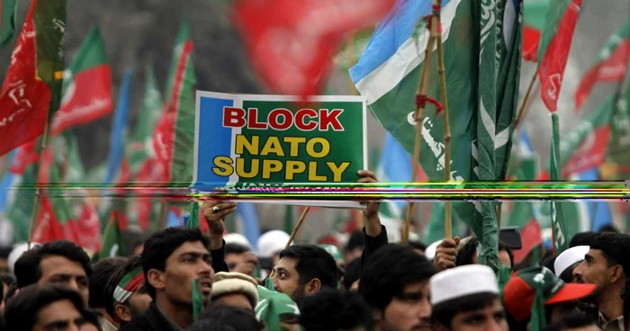 Pakistanezii flutură deasupra lor bannere şi mesaje de protest. FOTO: Reuters