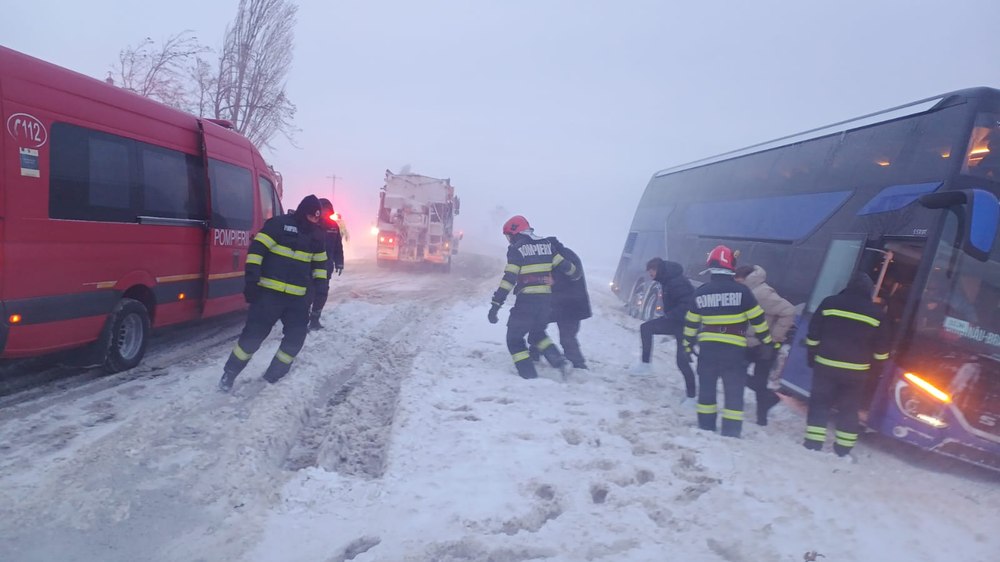 Un autocar cu 47 de persoane a ieşit în afara părţii carosabile, în județul Vrancea