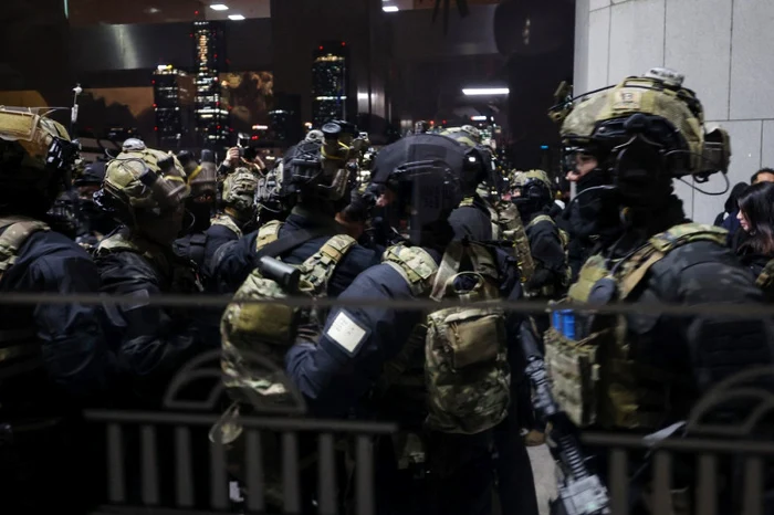 Forțe de ordine în Parlamentul sud-corean/FOTO: AFP
