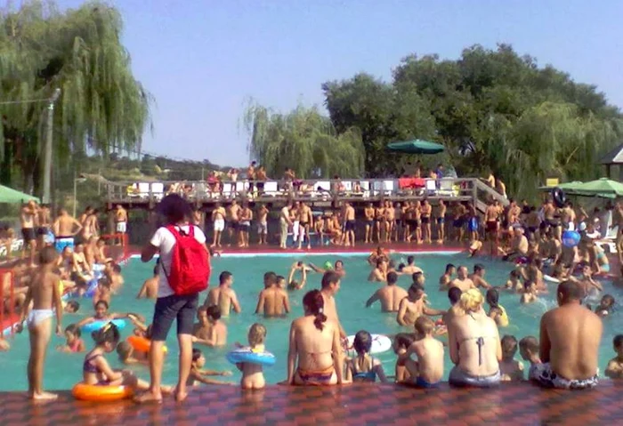 
    În această duminică au fost peste 850 de oameni la piscină (foto: Facebook)  