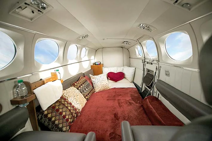 Interiorul avionului este amenajat ca un ispititor cuibuşor de nebunii