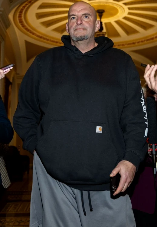 Așa a venit John Fetterman îmbrăcat la învestirea lui Trump (Foto: Profimedia)