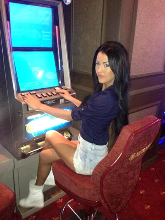 Daniela Crudu la păcănele