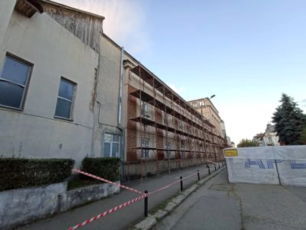 Lucrările de modernizare clădirii Spitalului Județean de Urgenți, efectuate cu muncitori „la negru“