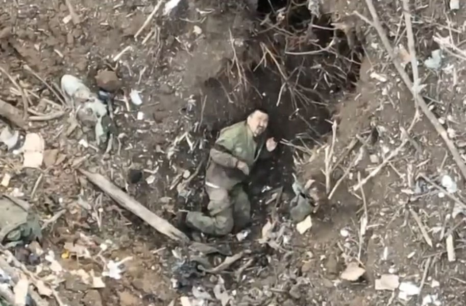 Soldat rus cu pantalonii în vine, ocupat cu „plantarea de mine“, anihilat de o dronă ucraineană VIDEO