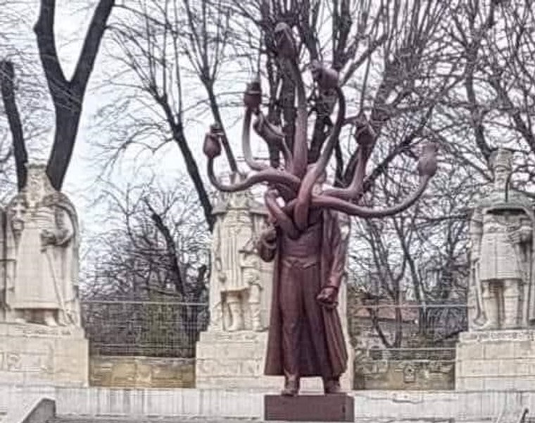 Statuia cu șapte capete care i-a isterizat pe ieșeni: „Oglindește cu fidelitate multitudinea de fețe pe care ni le-ați arătat”