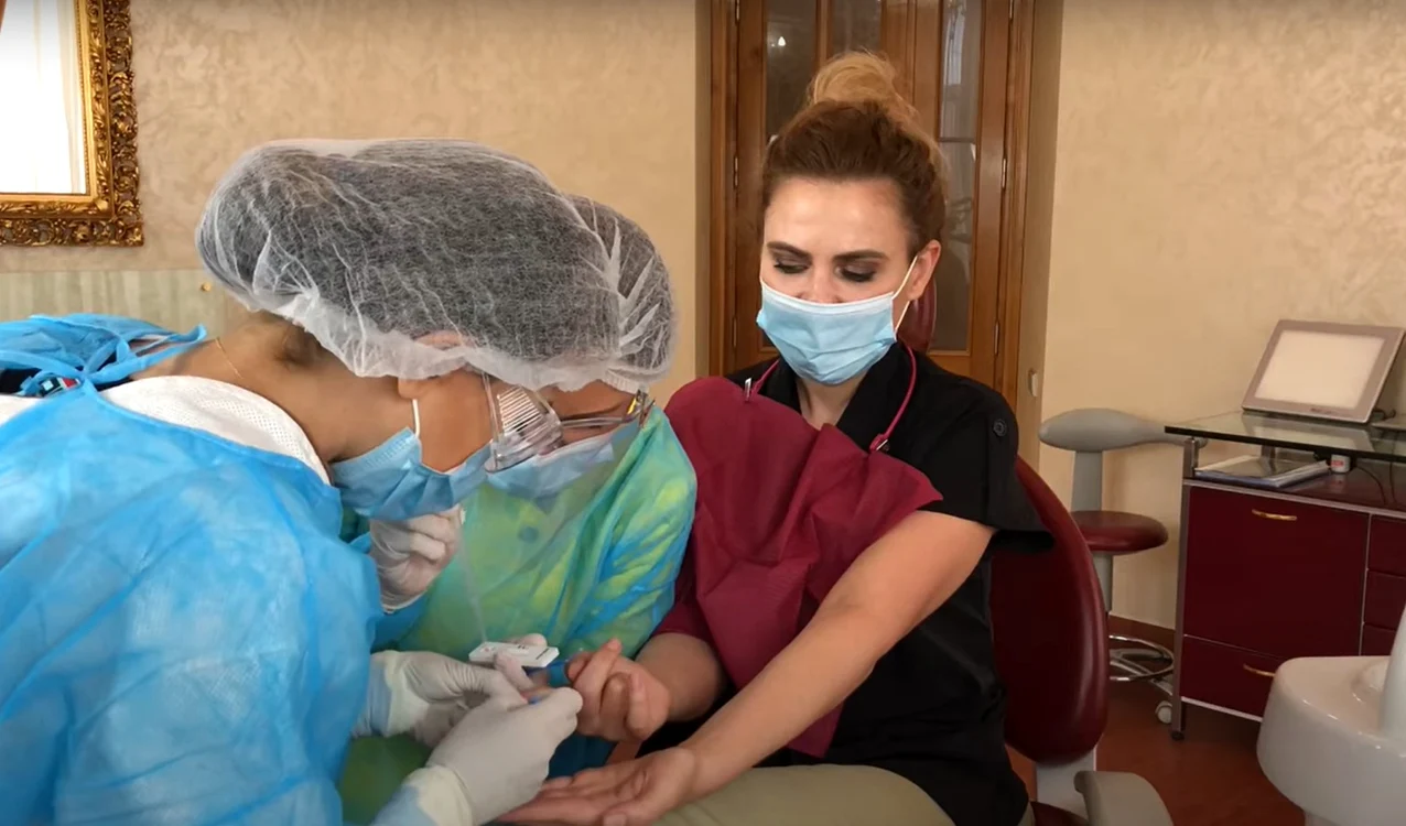 Stilista s-a testat la o clinică privată din București