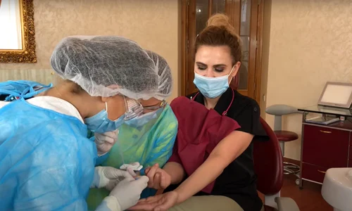 Stilista s a testat la o clinică privată din București jpeg