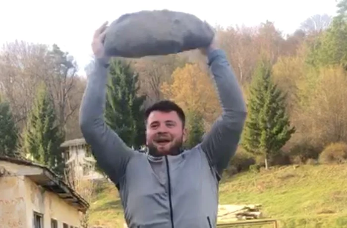 
    Rareș Toader se antrenează cu bolovani de 50 de kilograme  