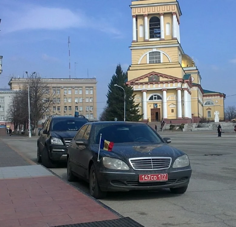 Maşini de lux la Ambasada Republicii Moldova în Federaţia Rusă  FOTO deschide.md