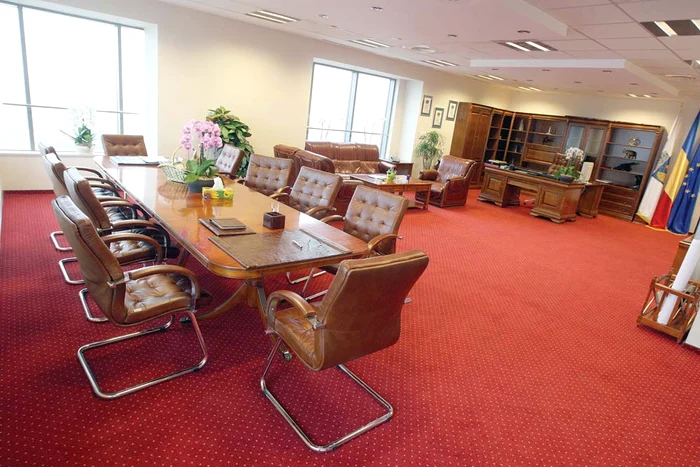 
    La această masă, pixul  lui Oprescu a semnat contracte  de zeci de milioane de euroFoto: Sever Gheorghe  