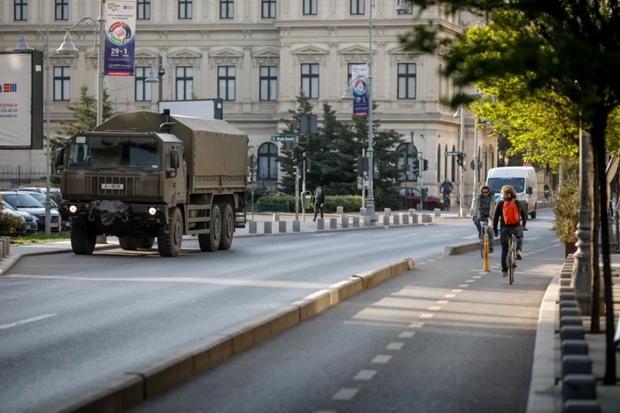 Camion al MAPN pe Calea Victorie, în timpul restricţiilor impuse de ordonanţele militare FOTO Inquam / George Calin