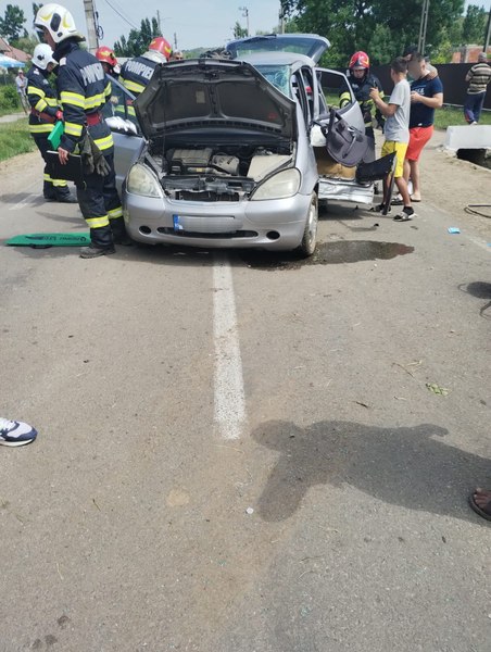Mobilizare pentru salvarea a doi tineri de 19 și 22 de ani, grav răniți într-un accident. Șoferul mașinii ar fi făcut infarct 