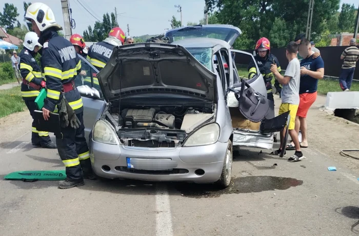 Femeia de 40 de ani a fost descarcerată din mașină FOTO IPJ Galați