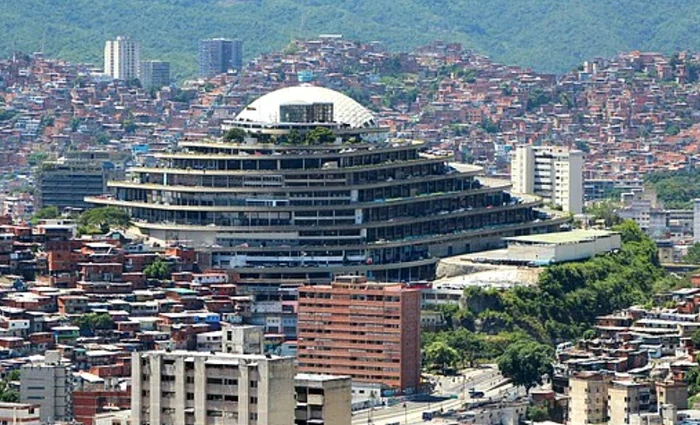 Coșmarul „Camerei Albe”: cum fostul mall El Helicoide a devenit simbolul torturii, electrocutărilor și fricii în Venezuela. „Am fost atârnat de o grilă metalică”