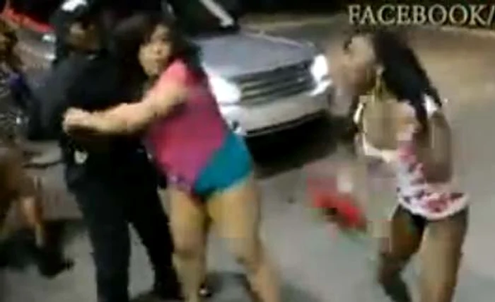 
    Femeile s-au luat la bătaie în benzinărieFoto: Captură Youtube  