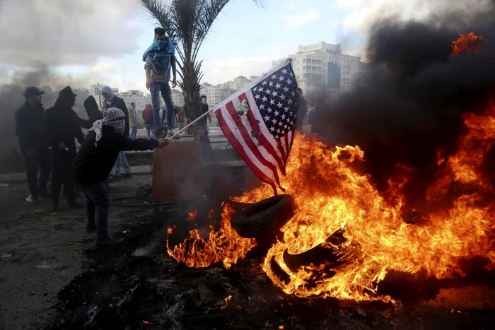 Protest la Ramallah faţă de decizia lui Donald Trump Foto: EPA