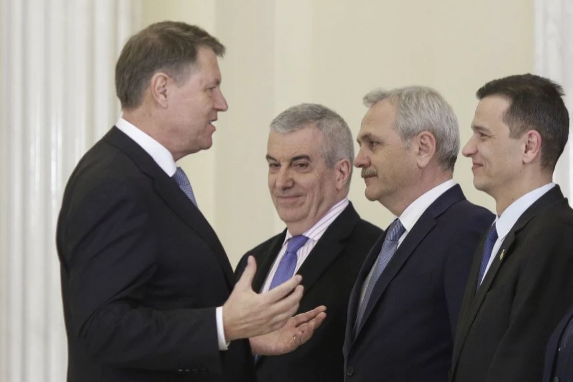 Iohannis, încercând să ghicească ce face Dragnea cu mâinile. Sursă foto: Octav Ganea/Inquam Photos