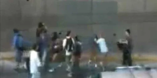 Bărbatul a fost bătut şi dezbrăcat de conaţionalii săi