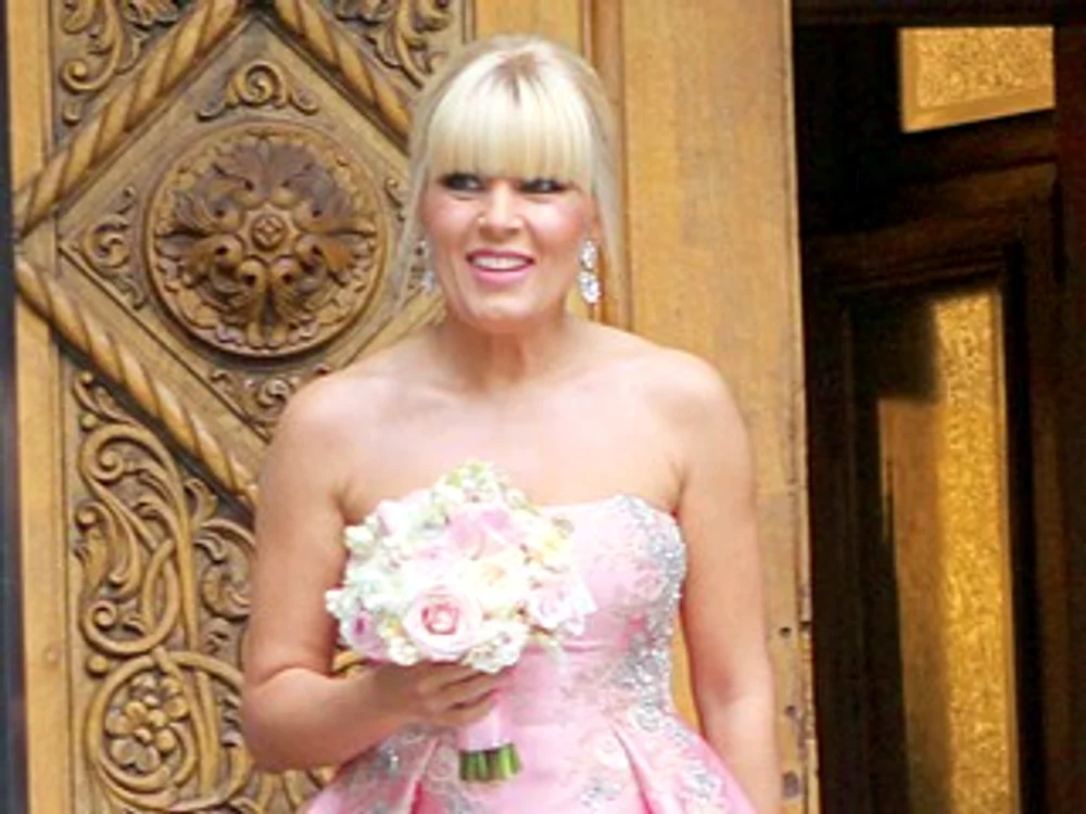 
    Averea Elenei Udrea a crescut după ce a divorțat de omul de afaceri Dorin Cocoș. În Topul miliardarilor din 2014, Elena Udrea se află pe locul 335, cu o avere de 10 milioane €.FOTO: adevarul.ro  