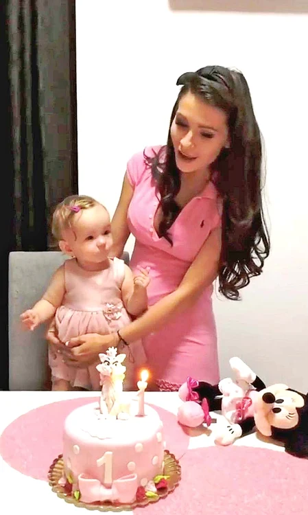 
    Elena Gheorghe şi fiica ei,  Nicole, lângă tortul  de 200 de euro desprins din povestea ”Micul meu ponei”  
