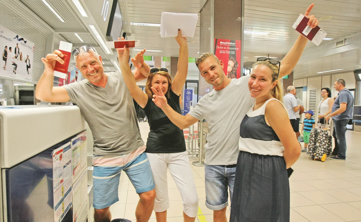 
    Ilie, Cristina, Răzvan şi Maria erau tare bucuroşi că pleacă în vacanţăFoto: Dorin Constanda   
