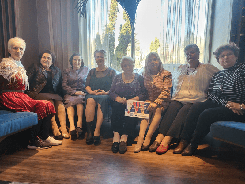 Soroptimist, clubul din Brașov unde se poartă pantofi diferiți pentru a atrage atenția asupra diferențelor dintre sexe