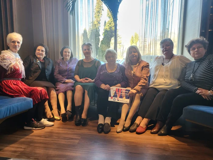 Femeile din Clubul Soroptimist Brașov au purtat pantofi diferiți FOTO Rodica Măciucă
