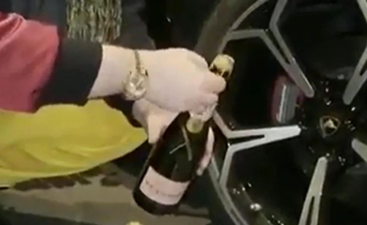 
    „Îşi expune bogăţia făcând lucruri şocante”, au scris ziariştii franceziFoto: Arhivă personală / Tik Tok  
