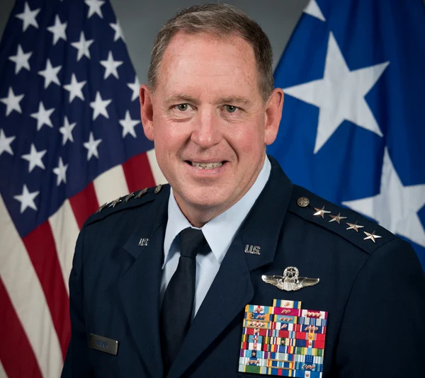 Generalul James B. Hecker