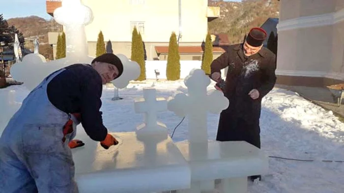 Şi preoţii le-au dat meşterilor o mână de ajutor