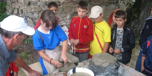 Copiii vor învăţa să deseneze, să modeleze în lut sau să brodeze foto: arhivă