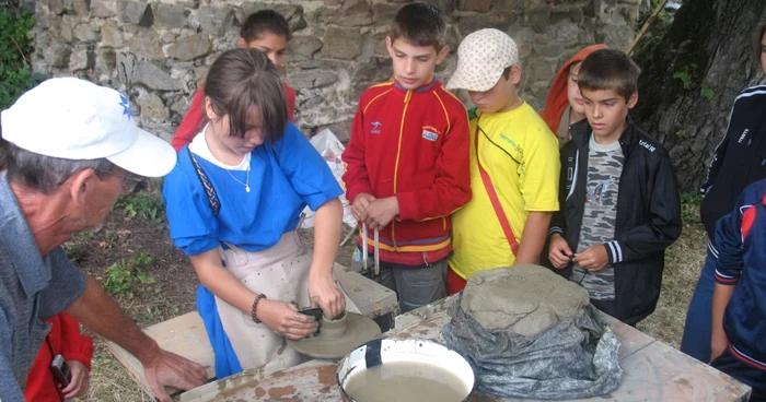 Copiii vor învăţa să deseneze, să modeleze în lut sau să brodeze foto: arhivă