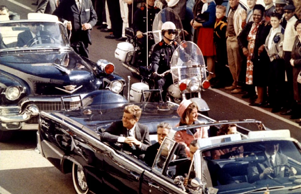 John F. Kennedy, alături de soţia sa, Jackie, cu câteva momente înainte să fie împuşcat. FOTO Reuters